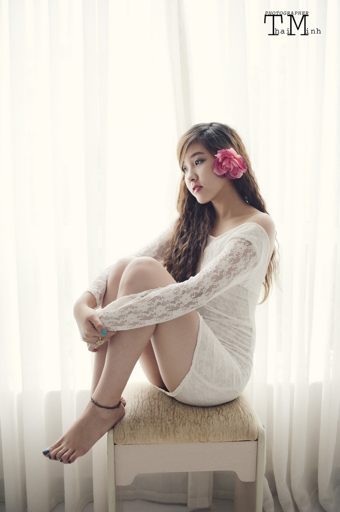 美女打扑克不盖被子